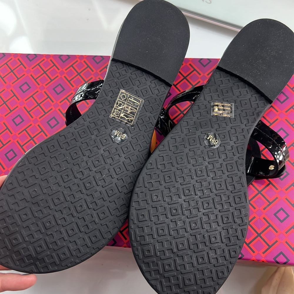 Tory Burch patent leather black sandal with large emblem waterproof size 6.5 NEW - Picture 10 of 10